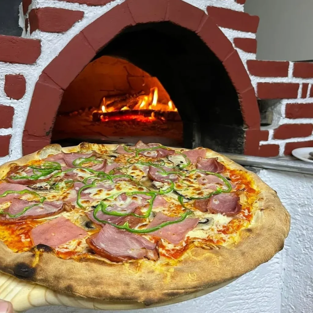 Oregano's η καλύτερη πίτσα στα Χανιά, γεύσεις στον ξυλόφορνο.